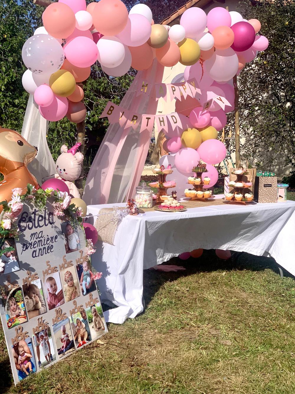 Décor d'anniversaire installé dans le parc