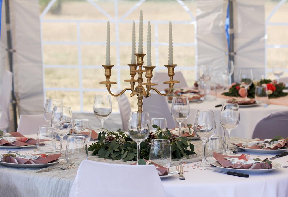 Chandeliers en laiton sur une table de réception