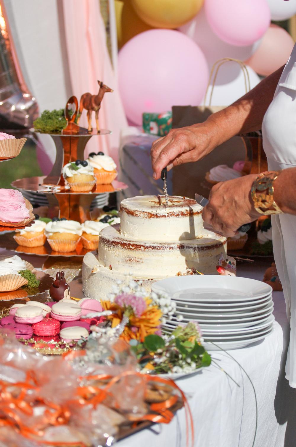 Buffet de desserts et pièce montée