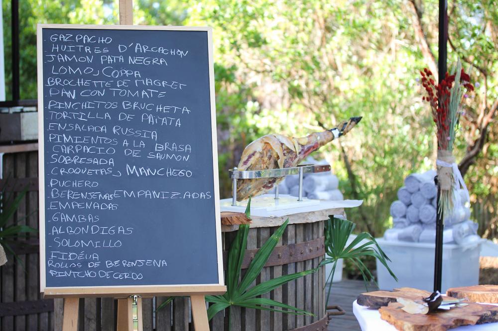 Ardoise du menu espagnol et jambon à la découpe