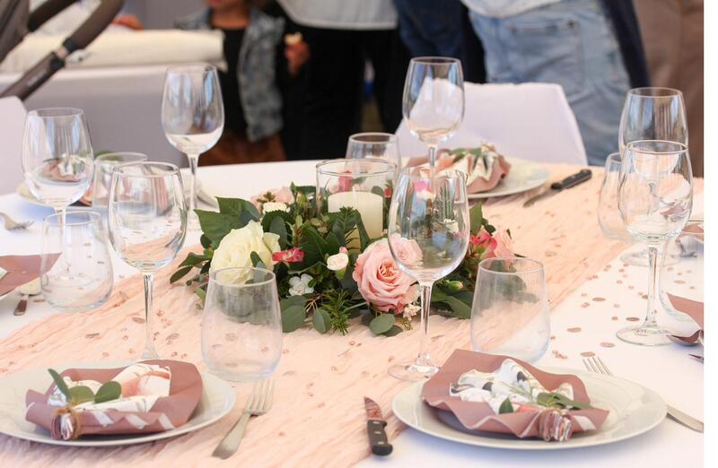 Table de réception dressée avec fleurs