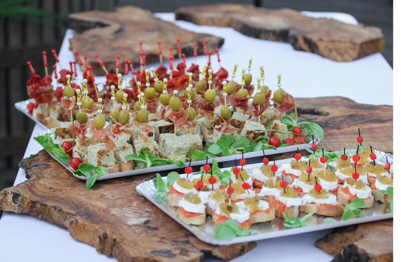 Tapas espagnols sur plateau en bois